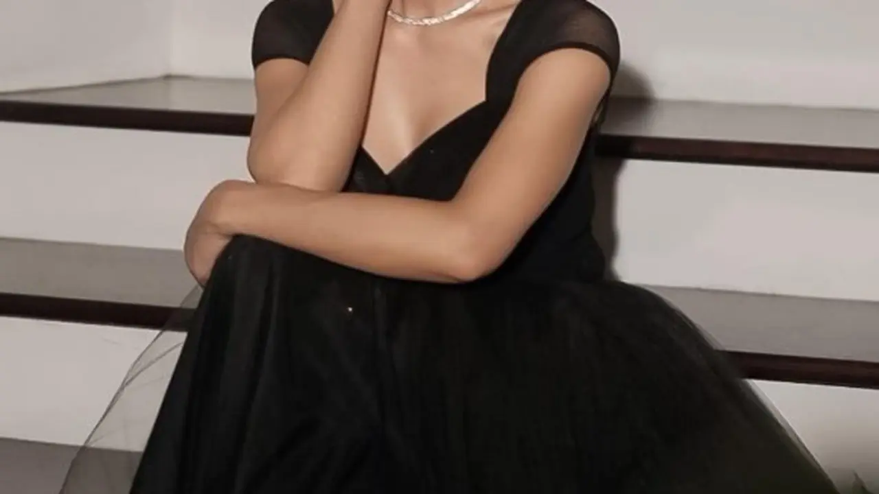 Potret Dress Hitam Yuni Shara
