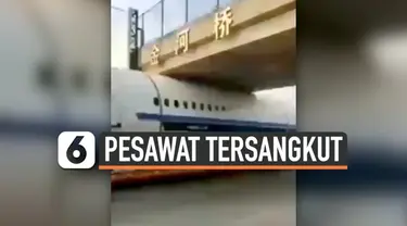 Sebuah pesawat berjenis Airbus A320 tersangkut di bawah jembatan. Insiden ini terjadi ketika pesawat yang sedang dalam perbaikan diangkut dengan truk trailer melewati jembatan.