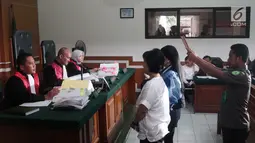Artis Syahrini diambil sumpahnya saat akan menjalani sidang kasus First Travel di PN Depok, Jawa Barat, Senin (2/4). Selain umrah, Syahrini mengaku ke Turki difasilitasi First Travel. (Liputan6.com/Herman Zakharia)