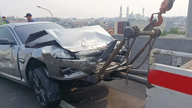 Jeep Tiagan Tabrak Mazda di Tol Wiyoto Wiyono