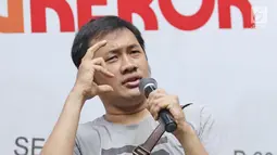 Sutradara, Hanung Bramantyo memberikan keterangan saat jumpa pers poster film Benyamin Biang kerok di kawasan Duren Tiga, Jakarta, Sabtu (4/11). Film ini akan digarap kembali secara milenia. (Liputan6.com/Herman Zakharia)