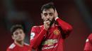Di posisi pertama ditempati oleh Gelandang Manchester United, Bruno Fernandes. Aksi nyentriknya saat mengeksekusi penalti menjadi pelengkap pesonanya dalam membuat gol dan assist. Total Bruno sudah mengemas 43 gol dan assist di semua ajang kompetisi. (AFP/Nick Potts/Pool)