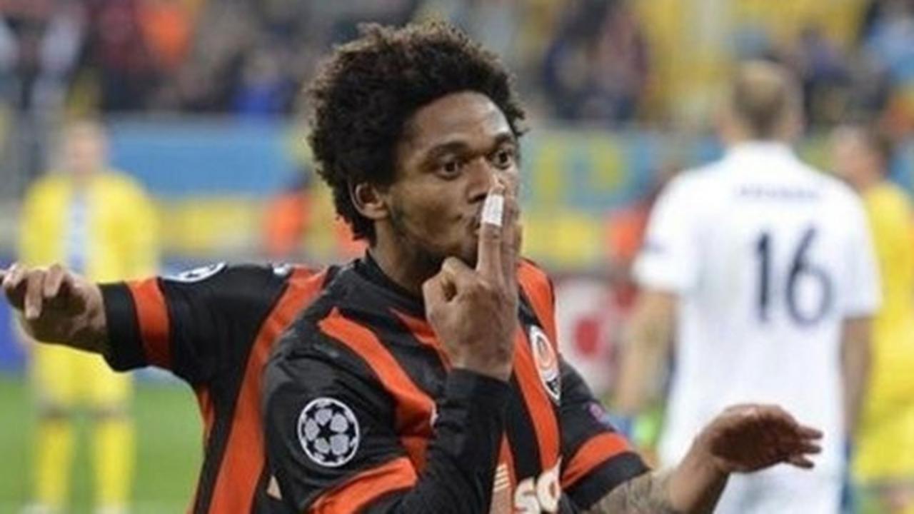 Adriano Tak Takut Kenakan No.9 dan Ingin Antar Milan ke Eropa