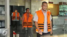 Ketua tim, dan anggota pemeriksa pajak pegawai Kantor Pajak Kebayoran Baru III Herry Setiadji, Indarto Catur Nugroho, dan Slamet Riyana usai menjalani pemeriksaan di gedung Kpk, Jakarta, Jumat (3/6). (Liputan6.com/Helmi Affandi)
