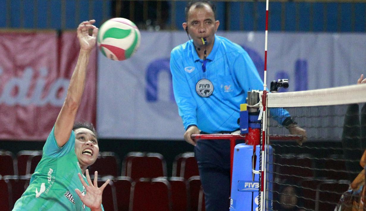 Ekspresi pebola voli TNI AL saat memukul bola dalam pertandingan Final Four Livoli Divisi Utama melawan TNI AU yang berlangsung di GOR Jayabaya, Kota Kediri, Jawa Timur, Rabu (6/12/2023). (Dok. PBVSI)