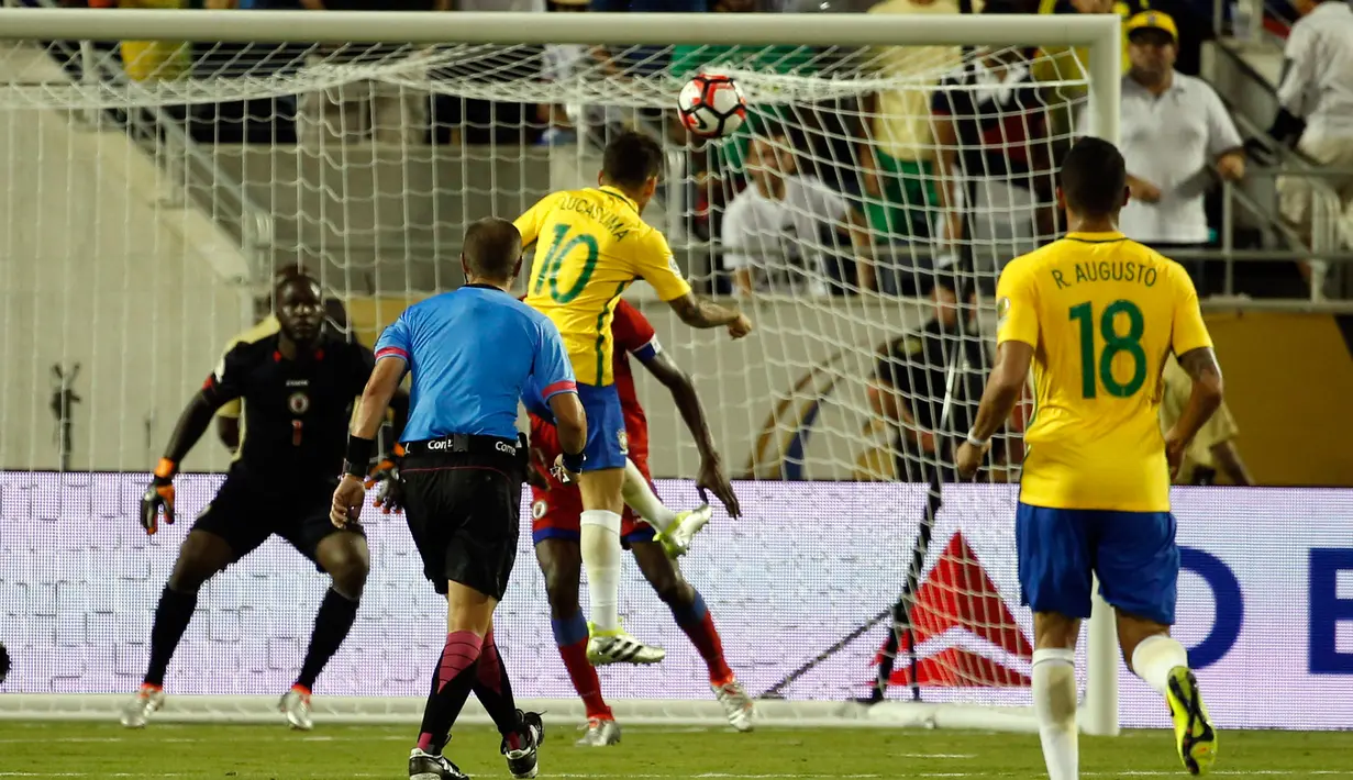 Gelandang Brasil Lucas Lima (10) berusaha menyundul bola kearah gawang Haiti pada penyisihan grup Copa America Centenario 2016 di Stadion Camping World, AS (9/6). Brasil menang atas Haiti dengan skor 7-1. (Kim Klement-USA TODAY Sports)