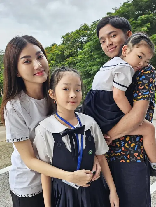 T-Shirt Givenchy berhasil memberikan statement pada gaya sederhananya. [Foto: Instagram/ Sarwendah]