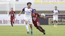 Pemain Persita Tangerang, Edo Febriansyah, menghalangi pergerakan pemain Borneo FC, Terens Puhiri pada laga BRI Liga 1 di Stadion Pakansari, Bogor, Sabtu (10/2/2021). (Bola.com/M Iqbal Ichsan)