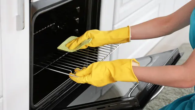 membersihkan oven