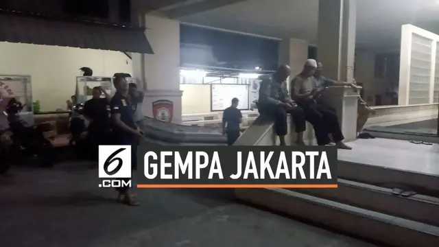 Getaran gempa magnitudo 7,4 yang berpusat di Banten, membuat puluhan polisi yang tengah berada di Mapolres Jakarta Utara berhamburan keluar. Mereka berkumpul di halamman Mapolres hingga gempa reda.