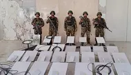 Dalam foto yang dirilis oleh militer Myanmar pada 19 Oktober 2025, tampak para tentara berdiri di samping perangkat Starlink saat melakukan penyitaan di pusat penipuan daring KK Park di Myawaddy, Negara Bagian Karen. (Dok. The Myanmar Military True News via Associated Press)&nbsp;&nbsp;&nbsp;