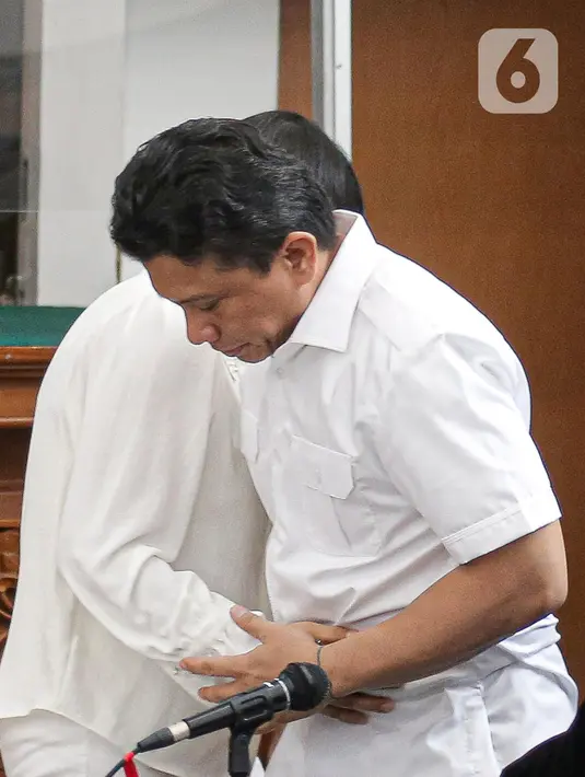 Terdakwa kasus pembunuhan Brigadir Nopriansyah Yosua Hutabarat atau Brigadir J, Ferdy Sambo seusai memeluk istrinya yang juga terdakwa dalam kasus tersebut Putri Candrawathi saat akan menjalani sidang lanjutan di PN Jakarta Selatan, Selasa (8/11/2022). Ferdy Sambo dan Putri Candrawathi kembali menjalani sidang secara berbarengan pada hari ini. (Liputan6.com/Faizal Fanani)