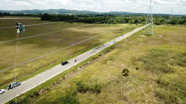 PLN mempercepat pembangunan jaringan Saluran Udara Tegangan Tinggi (SUTT) 150 kV Raha–Baubau. (Dok PLN)