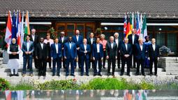 Presiden Joko Widodo atau Jokowi (depan kelima kanan) foto bersama para pemimpin G7 di lokasi KTT G7, Schloss Elmau, Jerman, Senin (27/6/2022). Jokowi melakukan sesi foto bersama dan berdiri di antara PM Jerman Olaf Scholz dan Presiden AS Joe Biden. (Foto: Biro Pers Sekretariat Presiden)