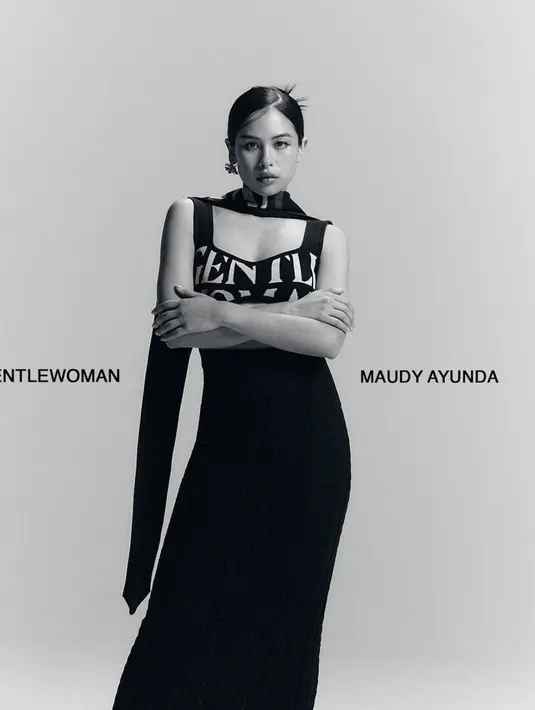Ia juga terlihat begitu elegan dengan dress panjang dengan tulisan penuh pernyataan.  [Foto: instagram/ GentleWoman]