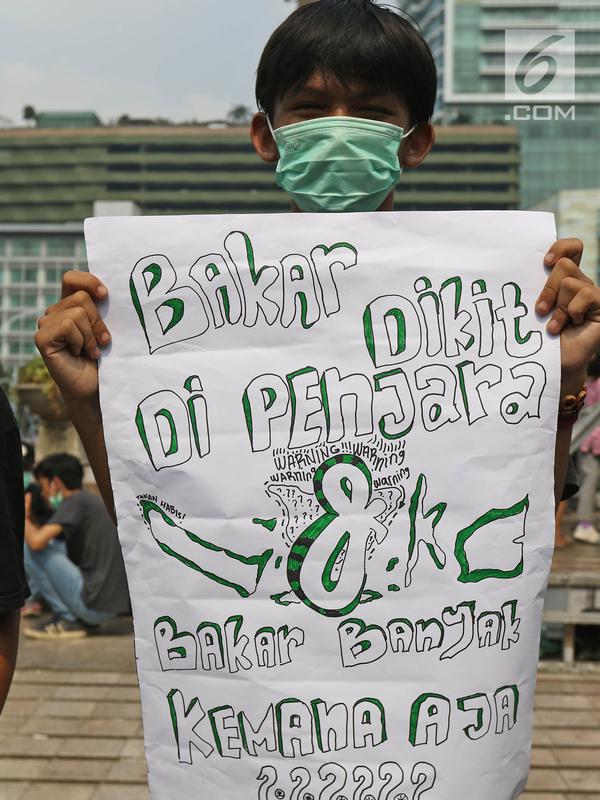 Masyarakat yang tergabung dalam organisasi LGN Jakarta melakukan aksi saat CFD di Bundaran HI, Jakarta, Minggu (29/9/2019). Aksi tersebut sebagai bentuk protes kepada pihak terkait untuk menuntaskan bencana kebakaran hutan yang terjadi di sejumlah wilayah di Indonesia. (Liputan6.com/Herman Zakharia)