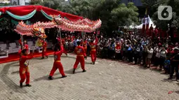 Pertunjukan liong saat puncak perayaan Cap Go Meh 2571 di Jalan Pancoran, Glodok, Tamansari, Jakarta Barat, Sabtu (8/2/2020). Cap Go Meh 2571 dimeriahkan berbagai atraksi seni budaya China dan Betawi. (Liputan6.com/Johan Tallo)