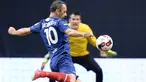 Mantan gelandang Prancis, Youri Djorkaeff berusaha menendang bola saat bertanding melawan Spanyol pada pertandingan semifinal Star Sixes di O2 Arena di London (16/7). Prancis menang 5-2 atas Spanyol. (AFP Photo/Olly Greenwood)