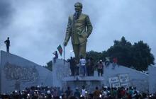 VIDEO Demonstran Robohkan Patung Ayah Mantan PM Bangladesh Pakai Kapak dan Ekskavator