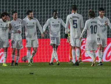Bek Real Madrid, Ferland Mendy (tengah) berselebrasi dengan rekannya usai mencetak gol ke gawang Getafe pada pertandingan lanjutan La Liga Spanyol di stadion Alfredo di Stefano di Madrid, Spanyol, Rabu (10/2/2021). Madrid menang atas Getafe 2-0. (AP Photo/Bernat Armangue)