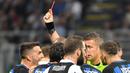 Gelandang Inter Milan, Matias Vecino, mendapat kartu merah saat melawan Juventus pada laga Serie A di Stadion Giuseppe Meazza, Sabtu (28/4/2018). Inter Milan takluk 2-3 dari Juventus. (AP/Daniel Dal Zennaro)