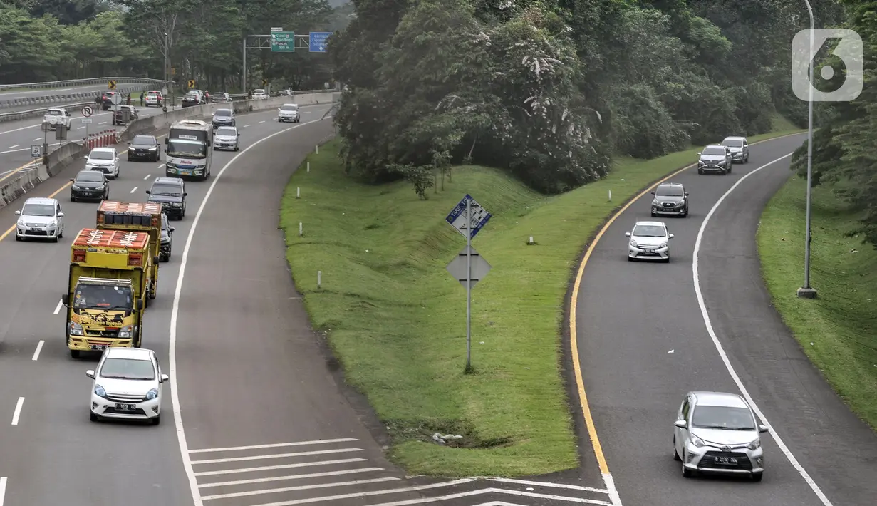 Arus kendaraan arah Jakarta saat melintas di Tol Jagorawi, Bogor, Jawa Barat, Minggu (2/1/2022). PT Jasa Marga (persero) Tbk. mencatat lebih dari 137 ribu kendaraan kembali ke Jakarta melalui jalan tol pada puncak arus balik libur Tahun Baru 2022. (merdeka.com/Iqbal S. Nugroho)