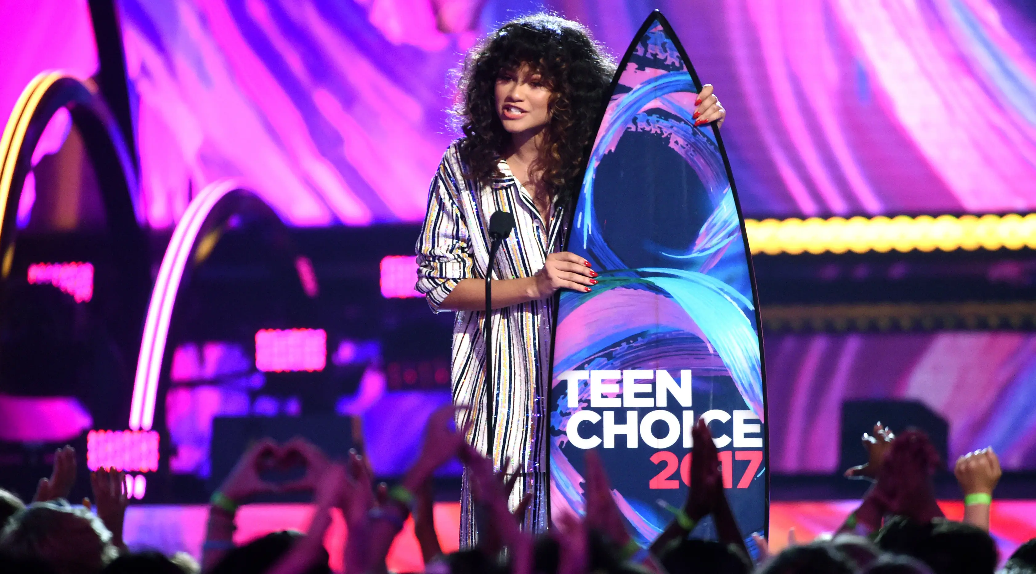 Aktris Zendaya saat menerima penghargaan dalam ajang Teen Choice Awards 2017 di Los Angeles, Minggu (13/8). Zendaya meraih penghargaan aktris pilihan untuk musim panas lewat penampilannya di film Spider-Man: Homecoming. (Phil McCarten/Invision/AP)