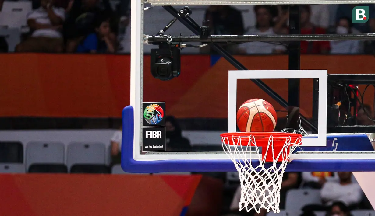 Kamera robot yang terpasang di belakang ring basket saat laga Grup H Piala Dunia FIBA 2023 antara Lebanon melawan Kanada di Indonesia Arena, Senayan, Jakarta, Minggu (27/08/2023). Jenis kamera ini digunakan untuk merekam bola saat masuk ke dalam ring. Biasanya momen slam dunk terekam luar biasa dari kamera ini. (Bola.com/Bagaskara Lazuardi)