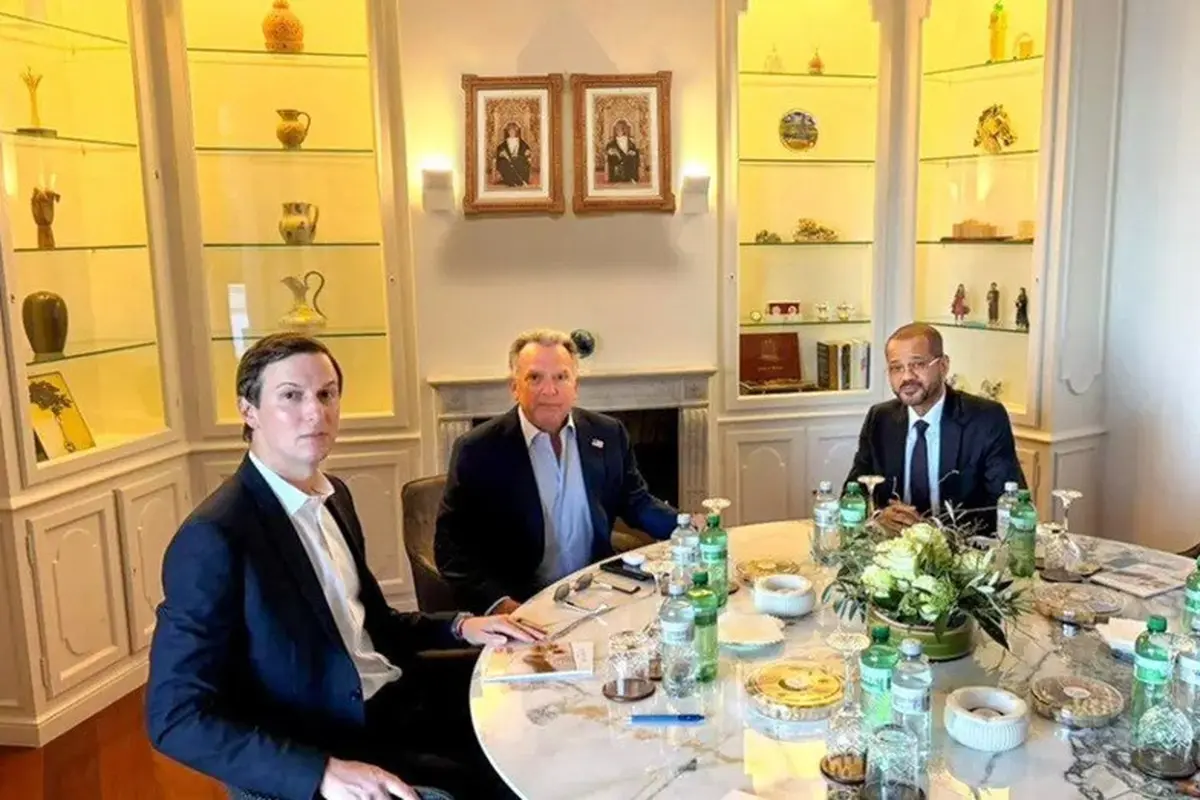 Menteri Luar Negeri Oman Sayyid Badr bin Hamad Al Busaidi (kanan) menggelar pertemuan dengan utusan khusus Gedung Putih Steve Witkoff (tengah) dan Jared Kushner dalam rangka perundingan Iran–Amerika Serikat yang berlangsung di Jenewa, Swiss, Kamis (26/2).