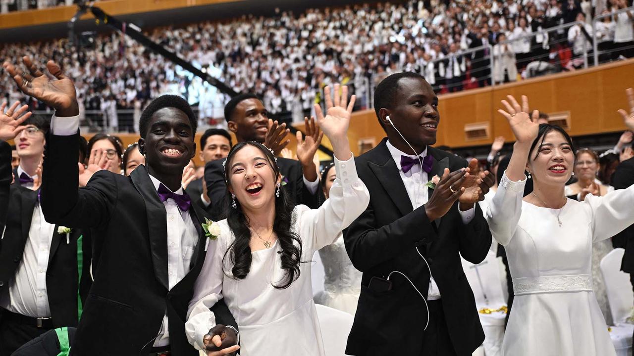 FOTO: Uniknya Pasangan Beda Bangsa Mengikuti Pernikahan Massal