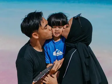 Di salah satu postingan Ditto, ia menunggah momen liburan mereka di pantai. (Liputan6.com/IG/@dittopercussion)