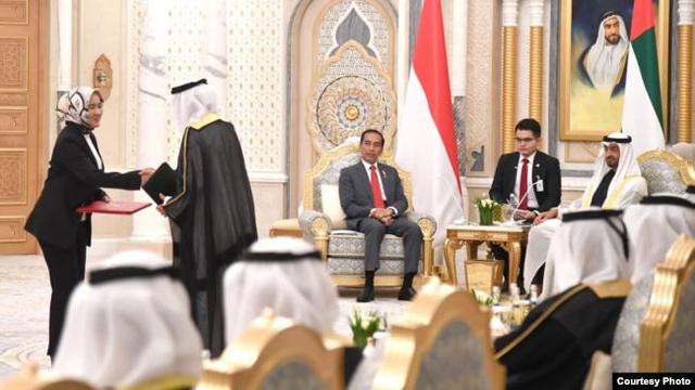 Presiden Jokowi dan Pengran Mohamed bin Zayed menyaksikan pertukaran dokumen perjanjian kerjasama di Istana Qasr Al Watan, Minggu (12/1).