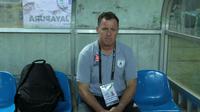 Pelatih Persipura Jayapura, Peter Butler saat melawan Persija Jakarta pada lanjutan Liga 1 Gojek bersama Bukalapak di Stadion Pakansari, Bogor, (25/5/2018).  (Bola.com/Nick Hanoatubun)