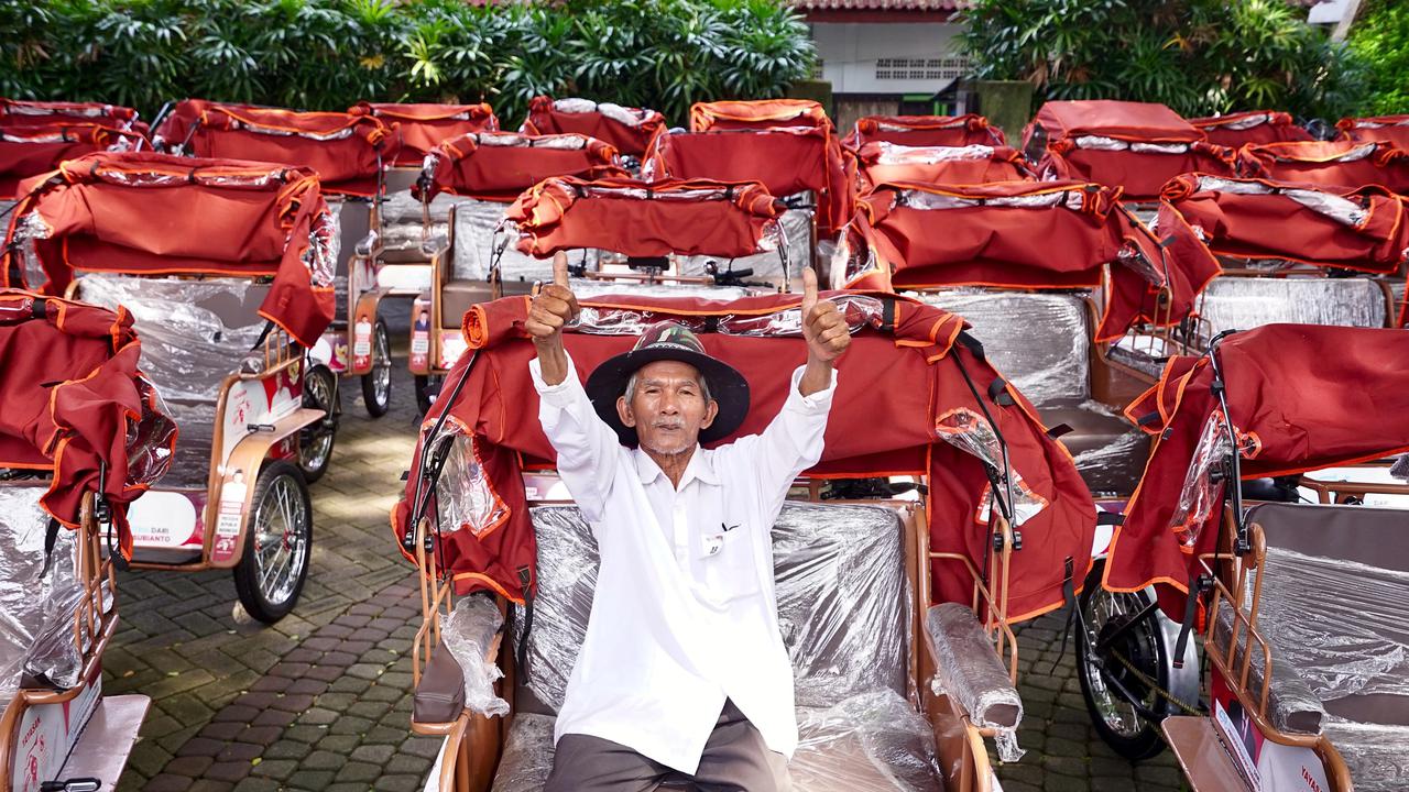 Bupati Ipuk Serahkan 200 Becak Listrik Bantuan Presiden ke Pengemudi Becak Lansia Banyuwangi