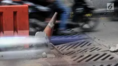 Kondisi penutup selokan ambles di kolong Manggarai, Jakarta, Kamis (14/3). Penutup selokan tersebut kembali ambles meski sudah diperbaiki berkali-kali. (merdeka.com/Iqbal Nugroho)