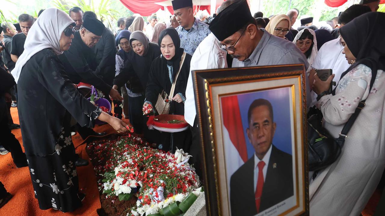 FOTO: Ryamizard Ryacudu Dimakamkan Secara Militer di TMP Kalibata