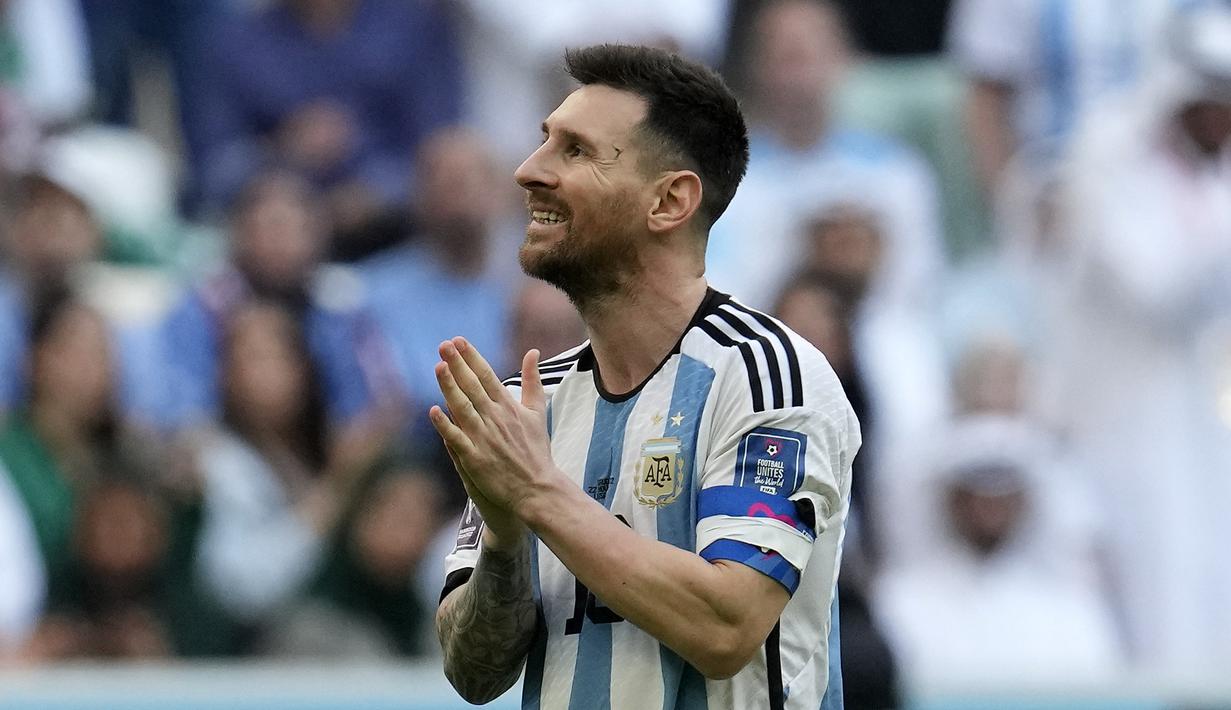 Timnas Argentina unggul lebih dahulu lewat penalti Lionel Messi di awal babak pertama. Lionel Messi kembali mencetak gol keduanya di laga ini. Namun sayang wasit tidak mengesahkan gol itu karena sang penyerang sudah berada dalam posisi offside. (AP Photo/Natacha Pisarenko)