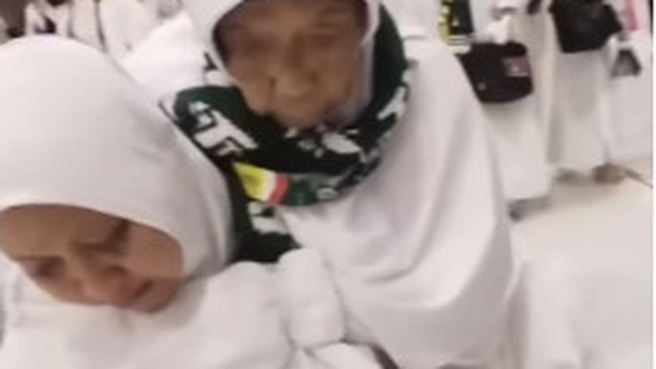 Perempuan ini Menangis Haru Bisa Gendong Ibunya saat Ibadah Haji