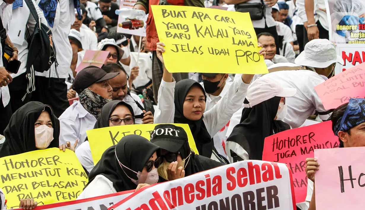 Mereka datang dengan membawa sejumlah atribut demonstrasi seperti poster, spanduk hingga ikat kepala. (Liputan6.com/Johan Tallo)
