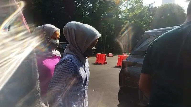 Tersangka kasus dugaan penipuan iPhone si kembar Rihana Rihani berhasil ditangkap polisi di apartemen kawasang Serpong, Tangerang.