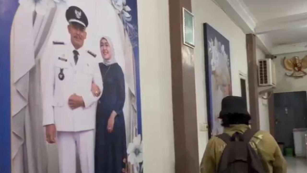 Intip Isi Rumah Kades Kohod Diobok-obok Terkait Pagar Laut, Ada Sedan Keren Warna Putih