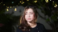 Penyanyi Debby Peony membahas fenomena selingkuh yang kerap viral dalam single terbaru. Ia yakin selingkuh terjadi karena sejumlah faktor pemicu. (Foto: Koleksi Pribadi Debby Peony)
