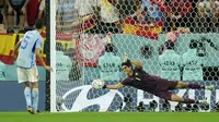 Kiper Maroko,&nbsp;Yassine Bounou berhasil menghalau tendangan penalti dari pemain Spanyol, Sergio Busquets saat laga 16 besar Piala Dunia 2022 yang berlangsung di Education City Stadium, Selasa (06/12/2022). (AP/Francisco Seco)