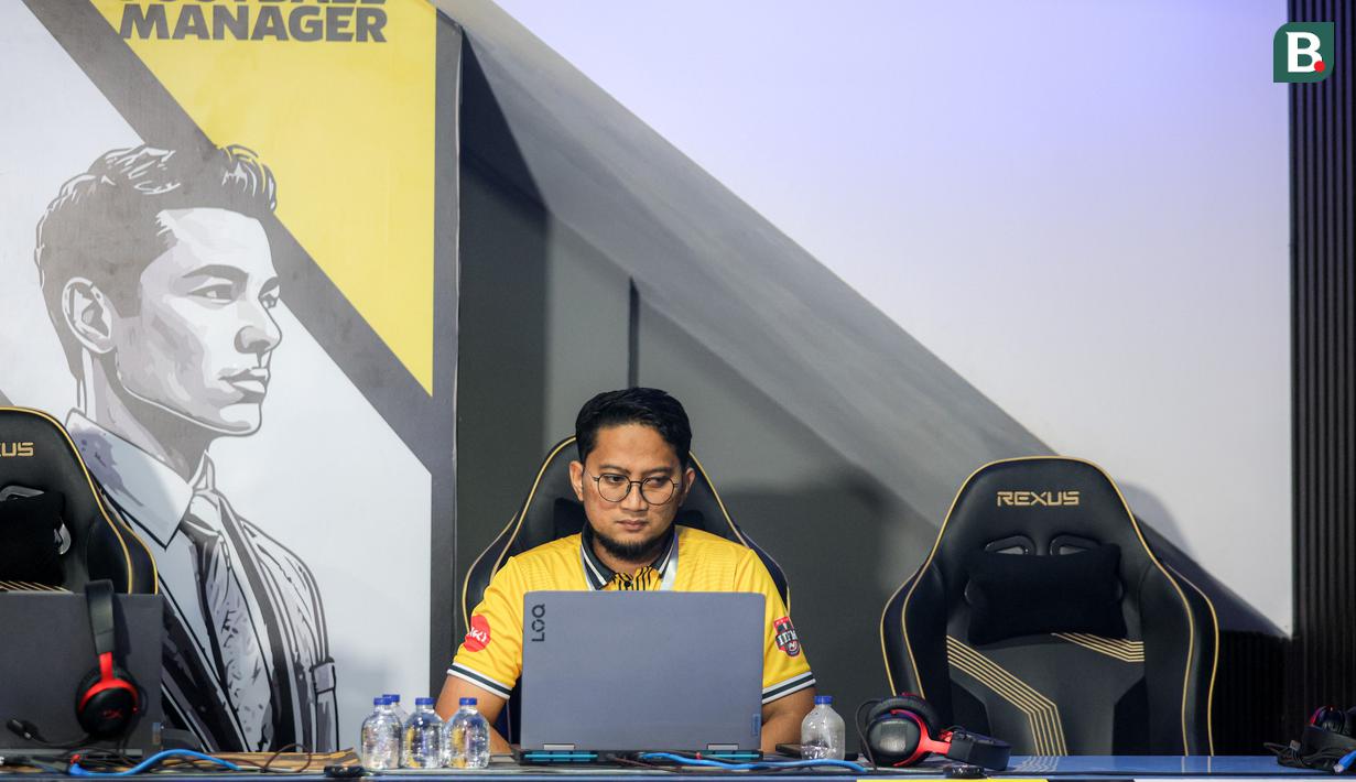 Atlet E-Sports Indonesia, Angga Yuda Prawira berkompetisi dalam ajang Lenovo Legion IDFM 2025 yang berlangsung di Sentinel Cyber Arena, Jakarta Timur, Minggu (23/02/2025). (Bola.com/Bagaskara Lazuardi)