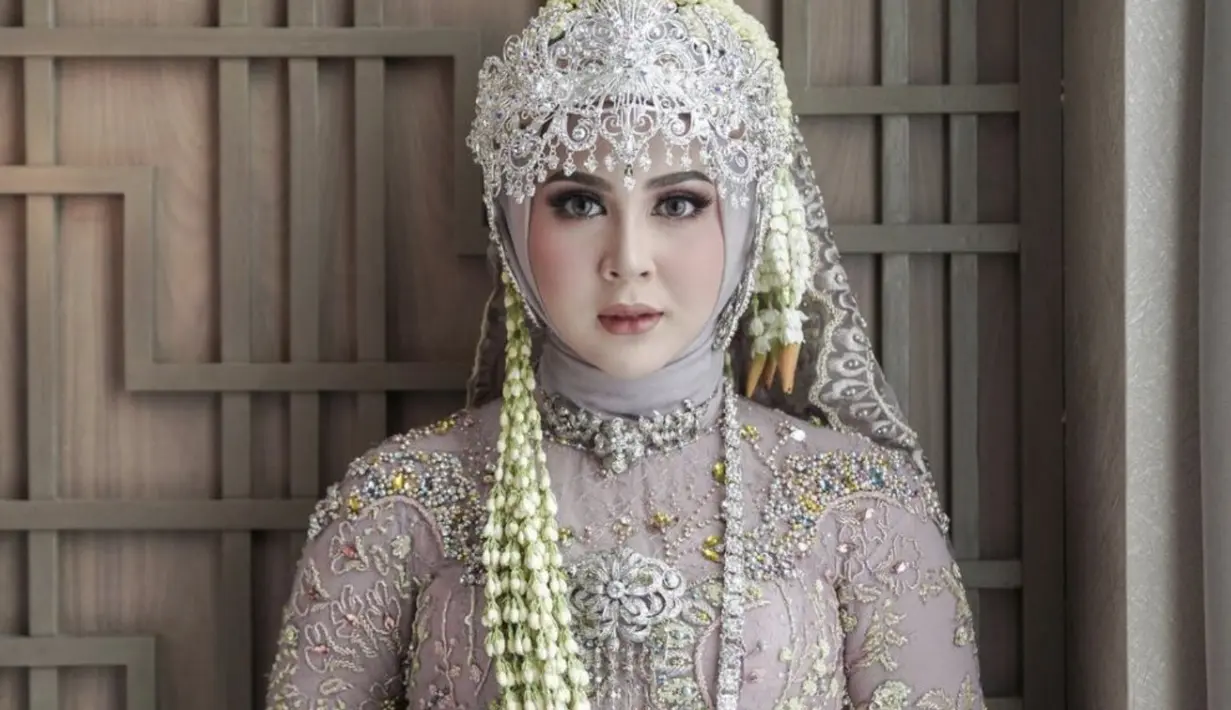 Kebaya hijab khas sunda dari Keisha juga memberikan kesan yang begitu cantik. Keisha memilih kebaya bernuansa nude.  [Foto: Instagram/ Sheila Dara]