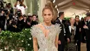 Jennifer Lopez tampil memukau dalam balutan gaun custom Schiaparelli Haute Couture rancangan Daniel Roseberry. [@metgalaofficial_]