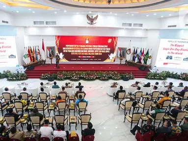 Suasana penyerahan Data Penduduk Potensial Pemilih Pemilu (DP4) untuk Pemilihan Kepala Daerah (Pilkada) serentak 2024 kepada Komisi Pemilihan Umum (KPU) Republik Indonesia di Kantor KPU RI, Jakarta, Kamis (2/5/2024). (Liputan6.com/Angga Yuniar)