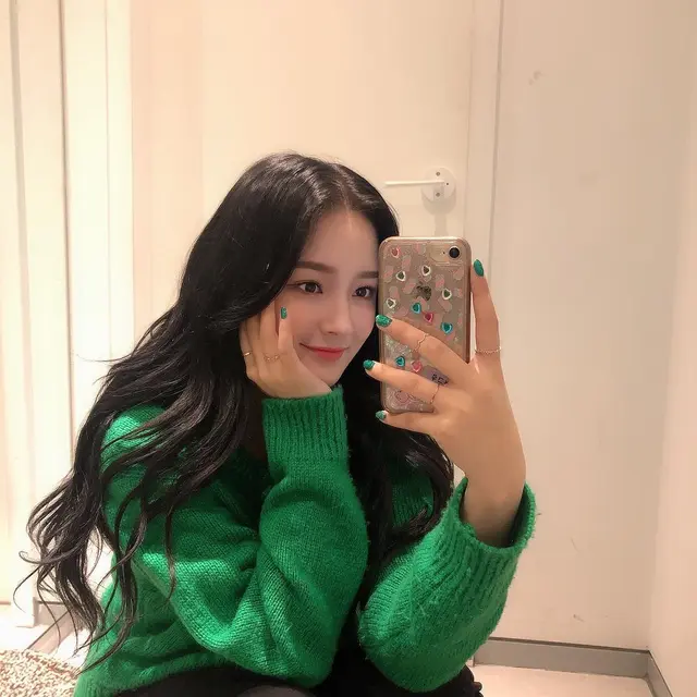 Nancy Momoland  (Instagram/momoland_official -  https://www.instagram.com/p/BvL3tcBgxVj/)