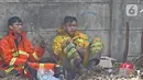 Petugas pemadam kebakaran beristirahat usai memadamkan api di lapak ban bekas, Desa Bojong Nangka, Gunung Putri, Bogor, Kamis (22/4/2021). Banyaknya bahan yang mudah terbakar dan sumber api yang berasal dari bawah tumpukan ban membuat  api di lokasi belum juga padam. (Liputan6.com/Herman Zakharia)