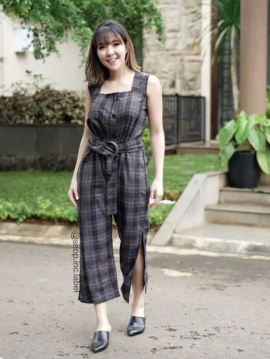 Di kesehariannya, perempuan kesayangan Gempi ini juga selalu tampil sederhana. Seperti kali ini Gisel memakai jumpsuit bermotif kotak-kotak dan flat shoes hitam. Rambutnya pun dibiarkan terurai begitu saja. (Instagraam/gisel_la)